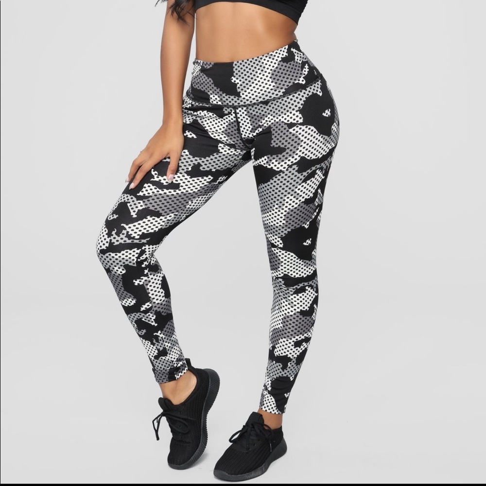 NWOT Top Ranked Active Leggings - Grey Camo